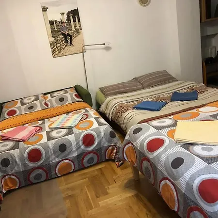 Sunny Apartment. 5 Minutes Walk From Main Sqare. 아파트 *