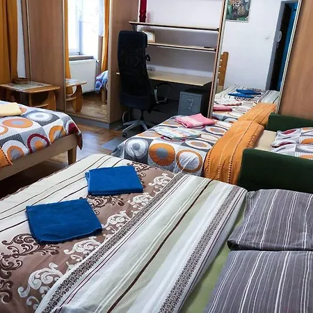 아파트 Sunny Apartment. 5 Minutes Walk From Main Sqare. *