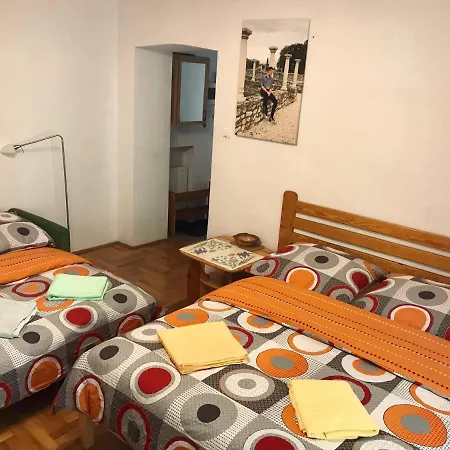 Sunny Apartment. 5 Minutes Walk From Main Sqare. 아파트 *