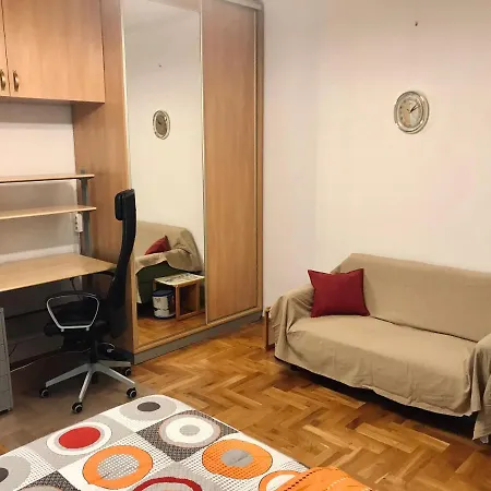 דירה Sunny Apartment. 5 Minutes Walk From Main Sqare.