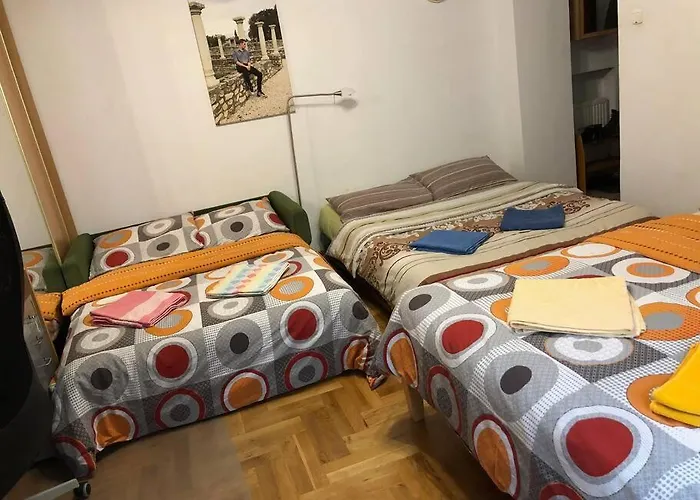 Sunny Apartment. 5 Minutes Walk From Main Sqare. דירה *