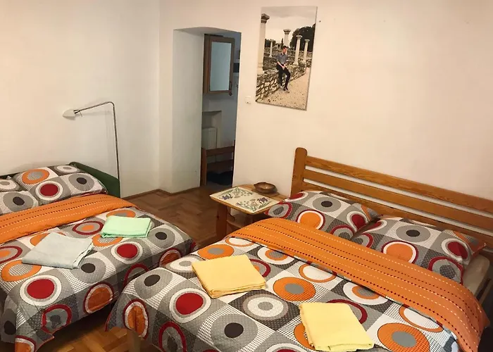 Sunny Apartment. 5 Minutes Walk From Main Sqare. דירה *