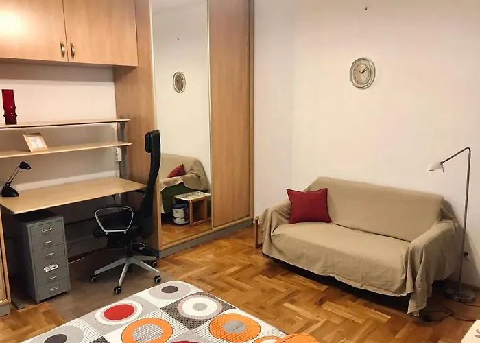 דירה Sunny Apartment. 5 Minutes Walk From Main Sqare.